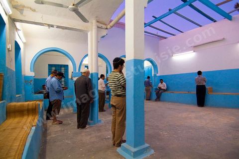 Prière du soir à la Synagogue dans le quartier juif de Hara Kebira dans la banlieue de Houmt Souk sur l'île de Djerba