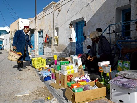 Vendeur de fruits et légumes dans les rues du quartier juif de Hara Kebira dans la banlieue de Houmt Souk sur l'île de Djerba