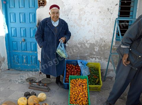 Vendeur de fruits et légumes dans les rues du quartier juif de Hara Kebira dans la banlieue de Houmt Souk sur l'île de Djerba