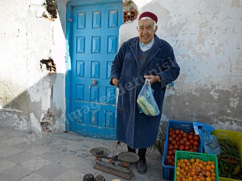 Vendeur de fruits et légumes dans les rues du quartier juif de Hara Kebira dans la banlieue de Houmt Souk sur l'île de Djerba