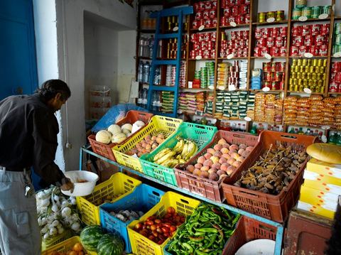 Epicier dans le quartier juif de Hara Kebira dans la banlieue de Houmt Souk sur l'île de Djerba