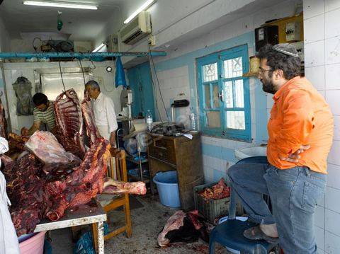 Boucher dans les rues du quartier juif de Hara Kebira dasn la banlieue de Houmt Souk sur l'île de Djerba