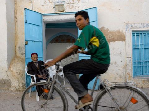 Scène de vie devant une Synagogue dans le quartier juif de Hara Kebira dans la banlieue de Houmt Souk sur l'île de Djerba