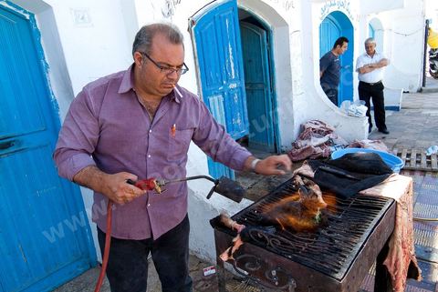 Restaurant et grillade de mouton dans la rue du quartier juif de Hara Kebira dans la banlieue de Houmt Souk sur l'île de Djerba