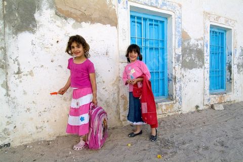 Enfants sur le chemin de l'école dans les rues du quartier juif de Hara Kebira dans la banlieue de Houmt Souk sur l'île de Djerba