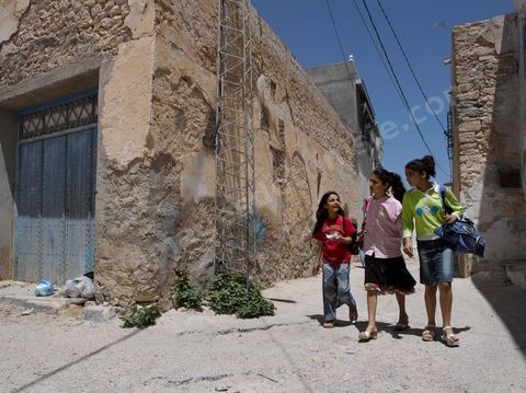 Enfants sur le chemin de l'école dans les rues du quartier juif de Hara Kebira dans la banlieue de Houmt Souk sur l'île de Djerba