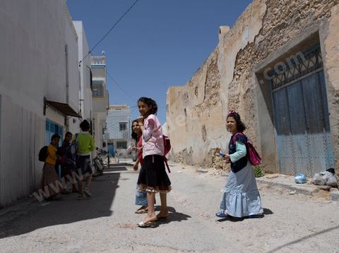 Enfants sur le chemin de l'école dans les rues du quartier juif de Hara Kebira dans la banlieue de Houmt Souk sur l'île de Djerba