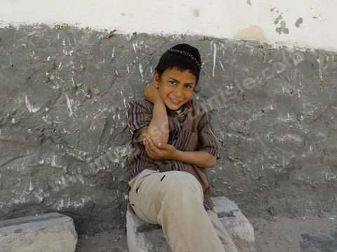 Enfants sur le chemin de l'école dans les rues du quartier juif de Hara Kebira dans la banlieue de Houmt Souk sur l'île de Djerba