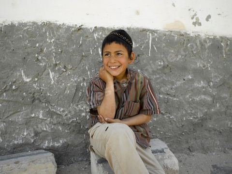 Enfants sur le chemin de l'école dans les rues du quartier juif de Hara Kebira dans la banlieue de Houmt Souk sur l'île de Djerba