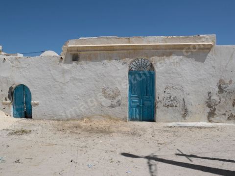  Synagogue abandonnée dans une rue du quartier juif de Hara Kebira dans la banlieue de Houmt Souk sur l'île de Djerba