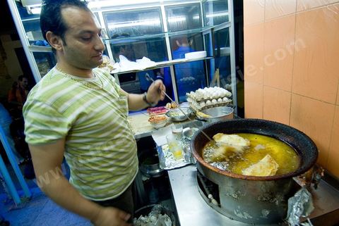 Préparation et dégustation des bricks traditionnelles dans restaurant dans le quartier juif de Hara Kebira dans la banlieue de Houmt Souk sur l'île de Djerba