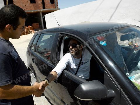 Arrivée des pélerins étrangers dans le quartier juif de Hara Kebira dans la banlieue de Houmt Souk sur l'île de Djerba