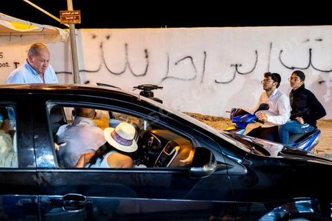 À Hara Kbira, le quartier juif de Houmt Souk, le samedi après Shabat. Les pélerins sont venus en nombre pour manger dasn la fête et les retrouvailles les traditionnelles bricks, grillages et fricassés. Ils passeront une grand epartie de la nuit dans le quartier. 