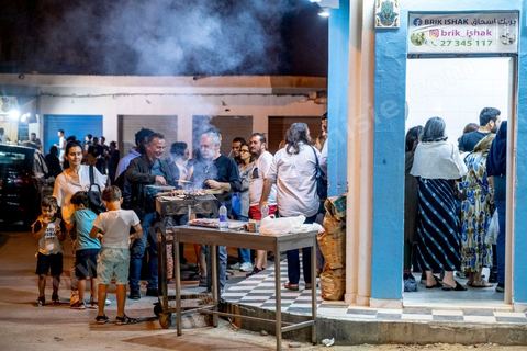 À Hara Kbira, le quartier juif de Houmt Souk, le samedi après Shabat. Les pélerins sont venus en nombre pour manger dasn la fête et les retrouvailles les traditionnelles bricks, grillages et fricassés. Ils passeront une grand epartie de la nuit dans le quartier. 