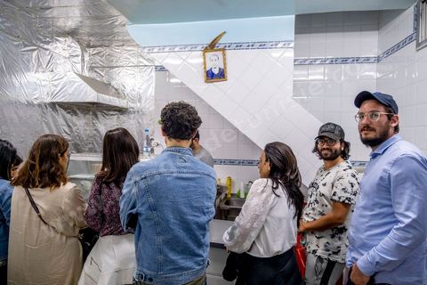 À Hara Kbira, le quartier juif de Houmt Souk, le samedi après Shabat. Les pélerins sont venus en nombre pour manger dasn la fête et les retrouvailles les traditionnelles bricks, grillages et fricassés. Ils passeront une grand epartie de la nuit dans le quartier. 