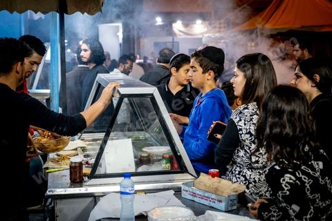 À Hara Kbira, le quartier juif de Houmt Souk, le samedi après Shabat. Les pélerins sont venus en nombre pour manger dasn la fête et les retrouvailles les traditionnelles bricks, grillages et fricassés. Ils passeront une grand epartie de la nuit dans le quartier. 