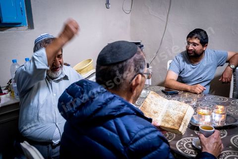 À Hara Kbira, le quartier juif de Houmt Souk, le samedi après Shabat. Un groupe de pélérins juifs venus de Paris retrouve le pion de leur collèges à Tunis il y a 40 ans. ils vont se rendre chez lui et prier ensemble dasn le salon de la famille. Un moment de rencontres, retrouvailles, prières et émotions propre à cette semaine de pélerinage. 