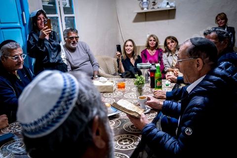 À Hara Kbira, le quartier juif de Houmt Souk, le samedi après Shabat. Un groupe de pélérins juifs venus de Paris retrouve le pion de leur collèges à Tunis il y a 40 ans. ils vont se rendre chez lui et prier ensemble dasn le salon de la famille. Un moment de rencontres, retrouvailles, prières et émotions propre à cette semaine de pélerinage. 