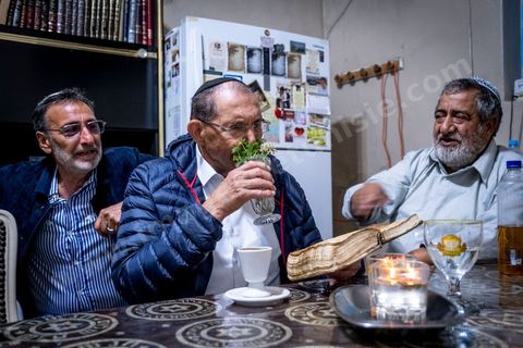 À Hara Kbira, le quartier juif de Houmt Souk, le samedi après Shabat. Un groupe de pélérins juifs venus de Paris retrouve le pion de leur collèges à Tunis il y a 40 ans. ils vont se rendre chez lui et prier ensemble dasn le salon de la famille. Un moment de rencontres, retrouvailles, prières et émotions propre à cette semaine de pélerinage. 