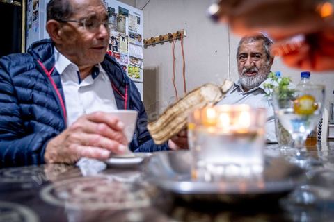 À Hara Kbira, le quartier juif de Houmt Souk, le samedi après Shabat. Un groupe de pélérins juifs venus de Paris retrouve le pion de leur collèges à Tunis il y a 40 ans. ils vont se rendre chez lui et prier ensemble dasn le salon de la famille. Un moment de rencontres, retrouvailles, prières et émotions propre à cette semaine de pélerinage. 