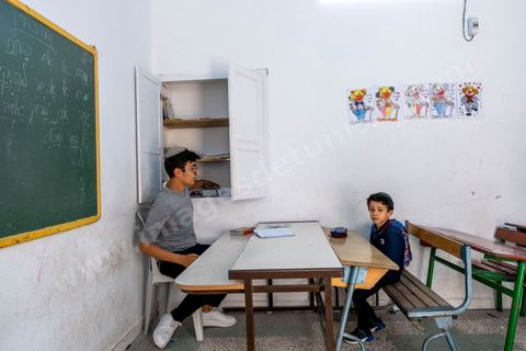 À Hara Kbira, quartier juif à Houmt Souk, école des garçons et filles juifs, par alternance, de la Fondation Toura ve Hanoukh ( torah et éducation).