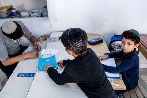 À Hara Kbira, quartier juif à Houmt Souk, école des garçons et filles juifs, par alternance, de la Fondation Toura ve Hanoukh ( torah et éducation).