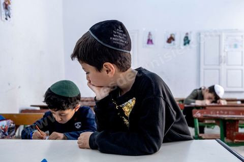 À Hara Kbira, quartier juif à Houmt Souk, école des garçons et filles juifs, par alternance, de la Fondation Toura ve Hanoukh ( torah et éducation).