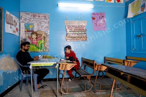 À Hara Kbira, quartier juif à Houmt Souk, école des garçons et filles juifs, par alternance, de la Fondation Toura ve Hanoukh ( torah et éducation).