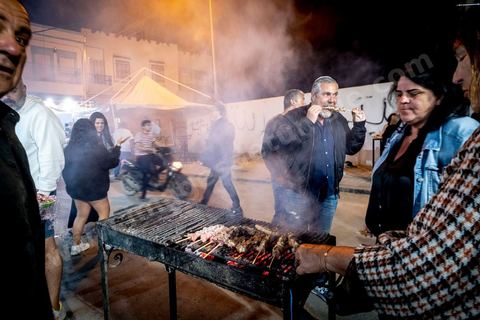 À Hara Kbira, le quartier juif de Houmt Souk, le samedi après Shabat. Les pélerins sont venus en nombre pour manger dasn la fête et les retrouvailles les traditionnelles bricks, grillages et fricassés. Ils passeront une grand epartie de la nuit dans le quartier. 