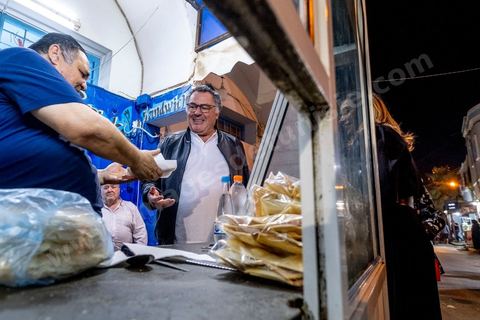 À Hara Kbira, le quartier juif de Houmt Souk, le samedi après Shabat. Les pélerins sont venus en nombre pour manger dasn la fête et les retrouvailles les traditionnelles bricks, grillages et fricassés. Ils passeront une grand epartie de la nuit dans le quartier. 