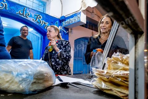 À Hara Kbira, le quartier juif de Houmt Souk, le samedi après Shabat. Les pélerins sont venus en nombre pour manger dasn la fête et les retrouvailles les traditionnelles bricks, grillages et fricassés. Ils passeront une grand epartie de la nuit dans le quartier. 