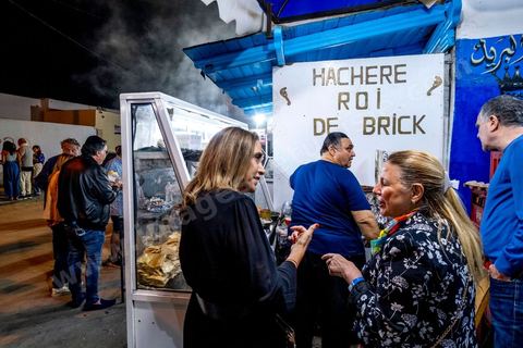À Hara Kbira, le quartier juif de Houmt Souk, le samedi après Shabat. Les pélerins sont venus en nombre pour manger dasn la fête et les retrouvailles les traditionnelles bricks, grillages et fricassés. Ils passeront une grand epartie de la nuit dans le quartier. 
