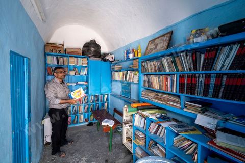 À Hara Kbira, quartier juif à Houmt Souk, école des garçons et filles juifs, par alternance, de la Fondation Toura ve Hanoukh ( torah et éducation). Portrait du couple Mickael et Amma Cohen, qui s'occupent de ce jardin d'enfants.