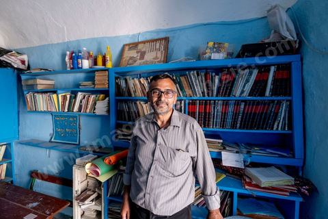À Hara Kbira, quartier juif à Houmt Souk, école des garçons et filles juifs, par alternance, de la Fondation Toura ve Hanoukh ( torah et éducation). Portrait du couple Mickael et Amma Cohen, qui s'occupent de ce jardin d'enfants.