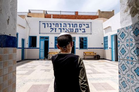 À Hara Kbira, quartier juif à Houmt Souk, école des garçons et filles juifs, par alternance, de la Fondation Toura ve Hanoukh ( torah et éducation).