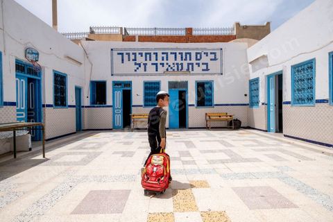 À Hara Kbira, quartier juif à Houmt Souk, école des garçons et filles juifs, par alternance, de la Fondation Toura ve Hanoukh ( torah et éducation).