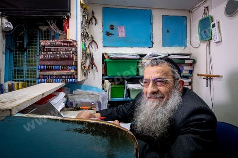 Portrait du grand rabbin de Tunisie, Haïm Bittan, dans sa boutique de matériel de bijoutier dans le quartier juif de Hara Kbira à Houmt SOuk. 
