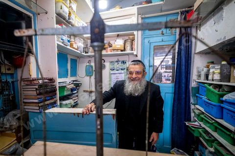 Portrait du grand rabbin de Tunisie, Haïm Bittan, dans sa boutique de matériel de bijoutier dans le quartier juif de Hara Kbira à Houmt SOuk. 