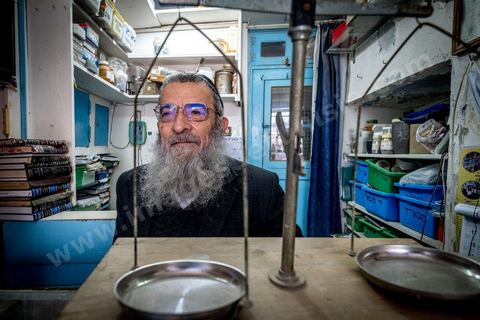 Portrait du grand rabbin de Tunisie, Haïm Bittan, dans sa boutique de matériel de bijoutier dans le quartier juif de Hara Kbira à Houmt SOuk. 