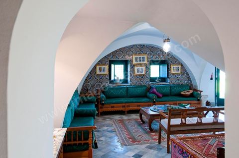 Patio intérieur et salons de la Maison d'hôte Dar Chennoufi dans la campagne face à la ville du Kef.