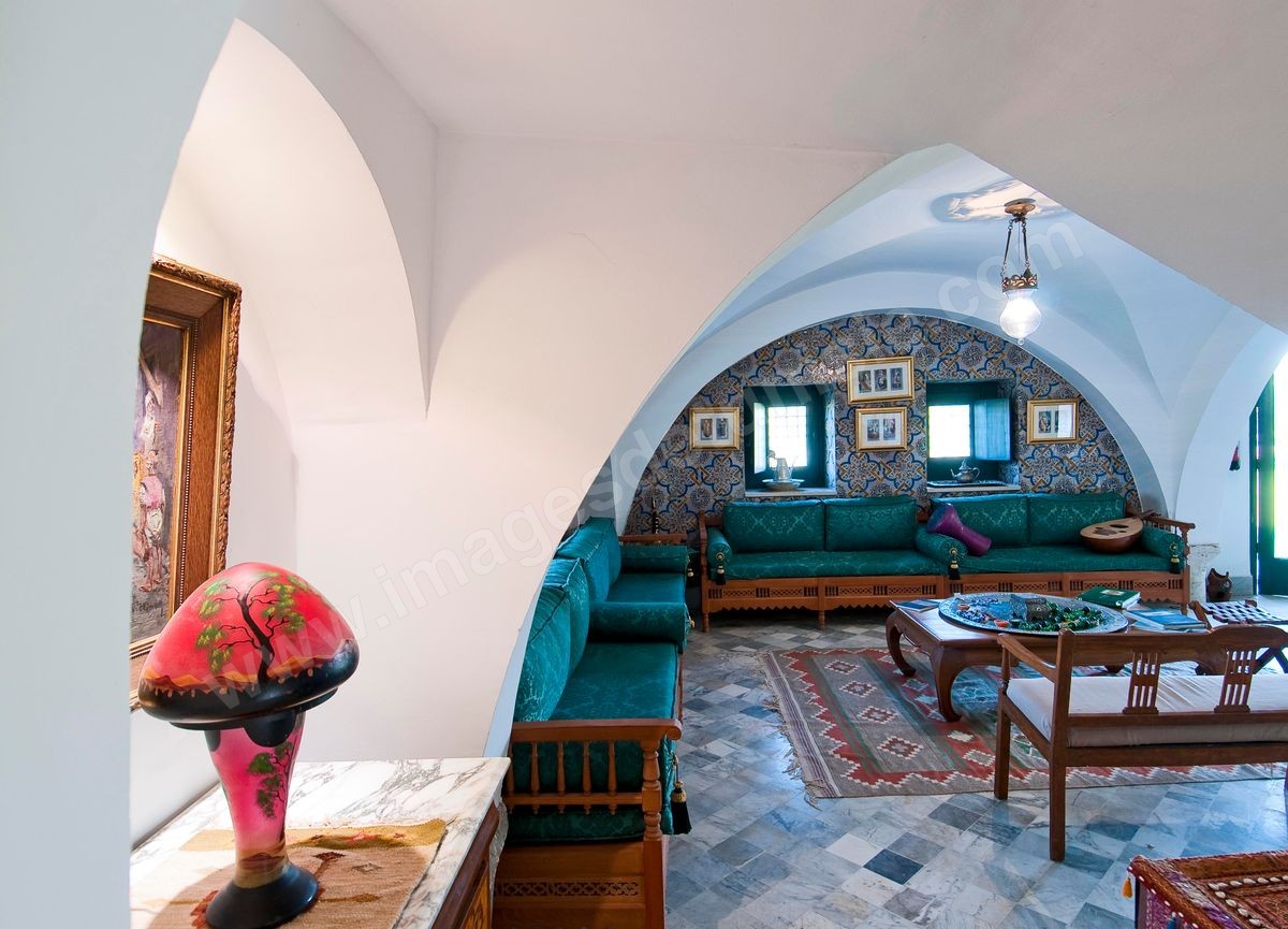 Patio intérieur et salons de la Maison d'hôte Dar Chennoufi dans la campagne face à la ville du Kef.