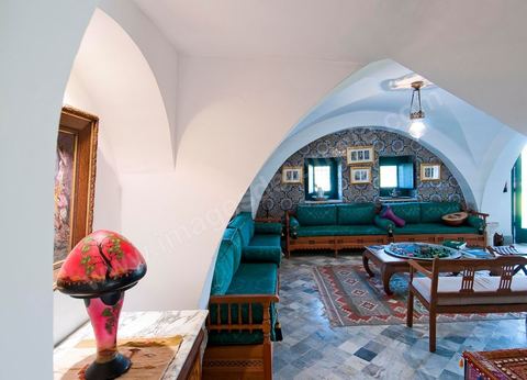 Patio intérieur et salons de la Maison d'hôte Dar Chennoufi dans la campagne face à la ville du Kef.