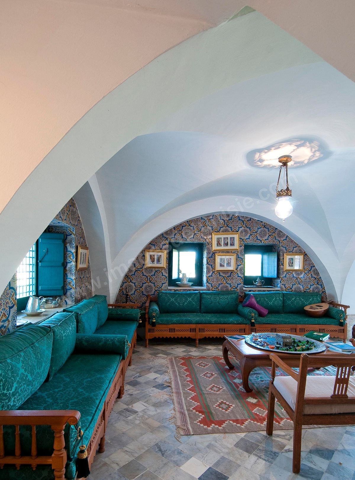 Patio intérieur et salons de la Maison d'hôte Dar Chennoufi dans la campagne face à la ville du Kef.