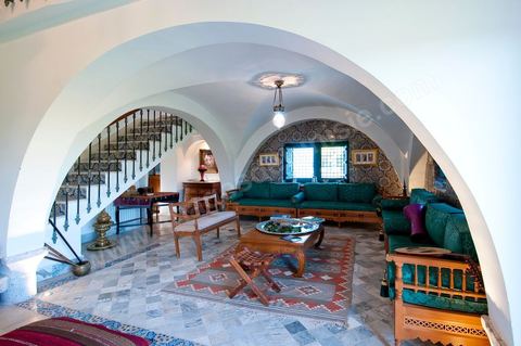 Patio intérieur et salons de la Maison d'hôte Dar Chennoufi dans la campagne face à la ville du Kef.