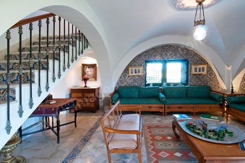 Patio intérieur et salons de la Maison d'hôte Dar Chennoufi dans la campagne face à la ville du Kef.
