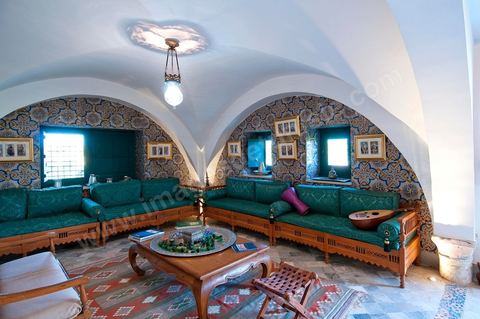 Patio intérieur et salons de la Maison d'hôte Dar Chennoufi dans la campagne face à la ville du Kef.
