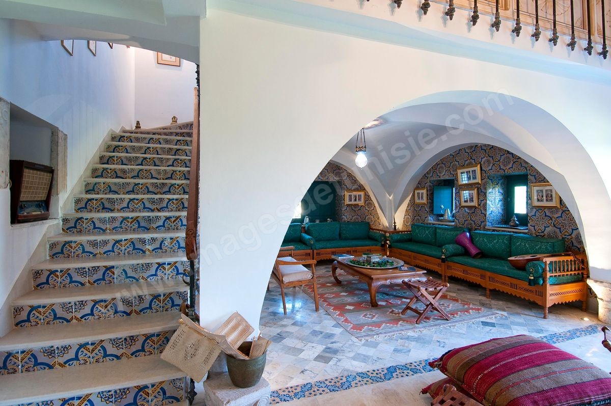 Patio intérieur et salons de la Maison d'hôte Dar Chennoufi dans la campagne face à la ville du Kef.