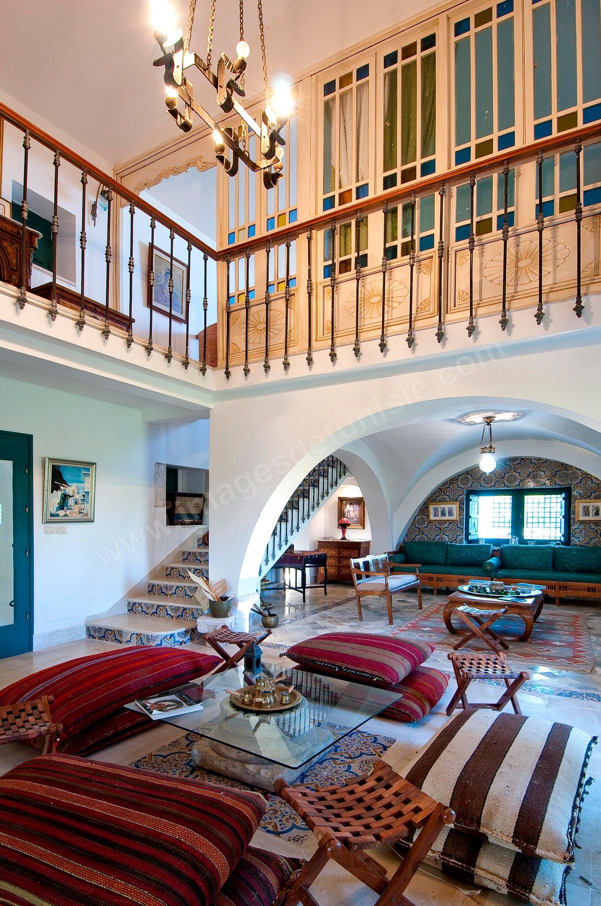 Patio intérieur et salons de la Maison d'hôte Dar Chennoufi dans la campagne face à la ville du Kef.