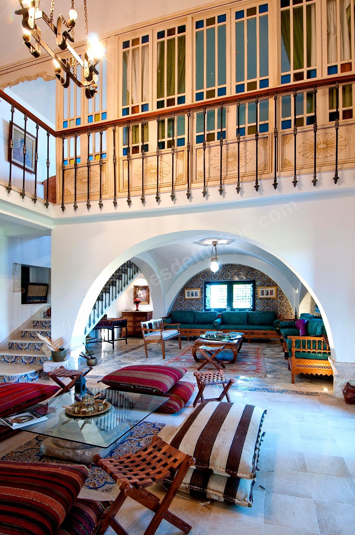 Patio intérieur et salons de la Maison d'hôte Dar Chennoufi dans la campagne face à la ville du Kef.