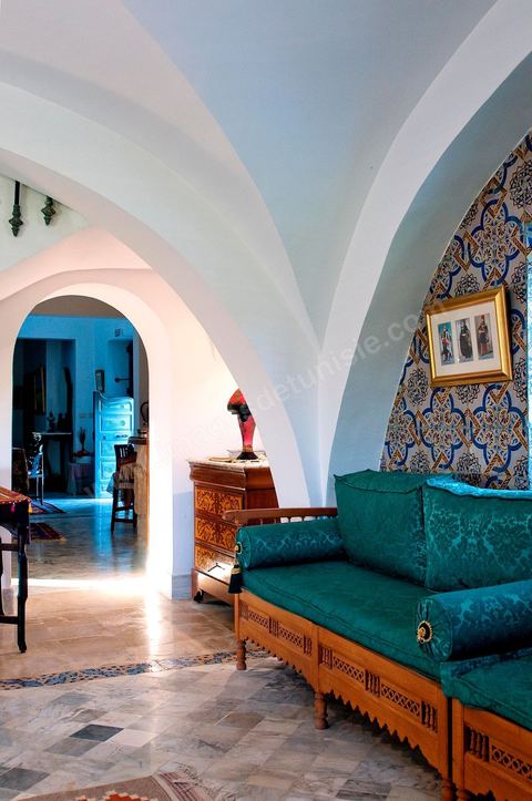 Patio intérieur et salons de la Maison d'hôte Dar Chennoufi dans la campagne face à la ville du Kef.